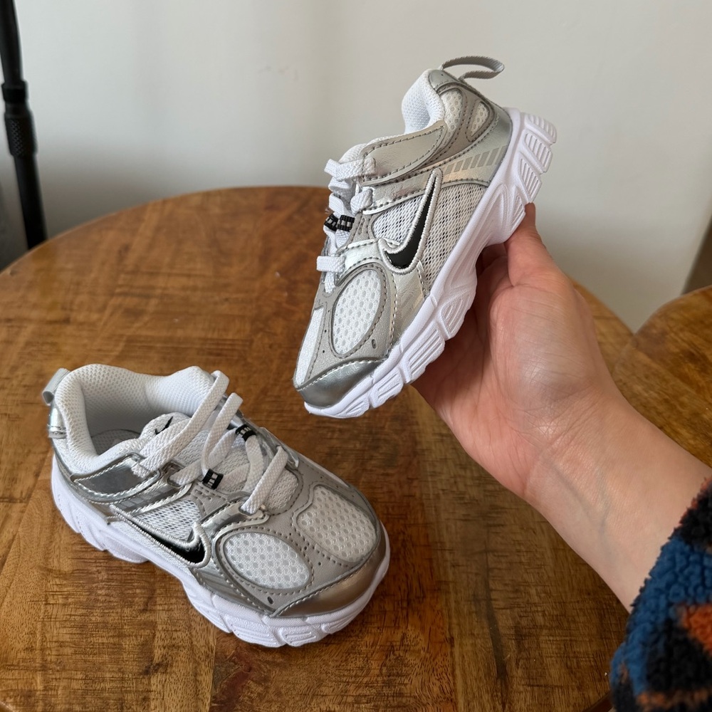 Nike Kids v5 RNR Retro Running Shoes 7c